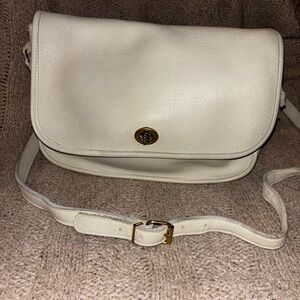 Vintage Cream Pebbled Leather Turnlock Shoulder Bag Crossbody Purse